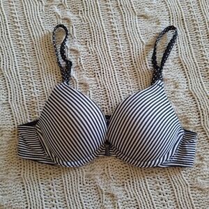 Woman's Victoria's Secret Pushup Bra Size 34A